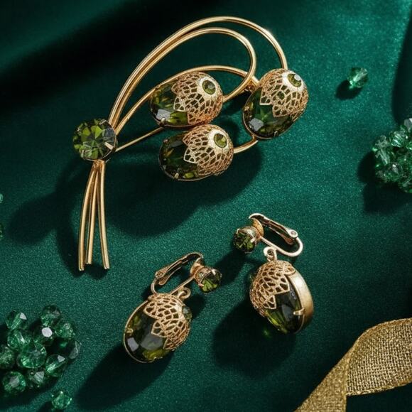 Vintage Sarah Coventry Touch of Elegance Brooch and Earring Set Green - Picture 1 of 16